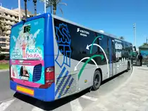 Setra S 416 LE business, Wagen 166, Baujahr 2019, Firma La Alcoyana, als Busverbindung zum Flughafen von Alicante, wartet an der Haltestelle Puerta del Mar in Alicante am 26.09.2023.