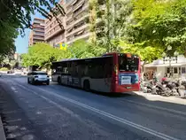 Mercedes-Benz Citaro O 530 C2, Wagen 734, Baujahr 2019, Firma Masatusa, fährt durch die Rambla in Alicante am 26.09.2023 im Einsatz auf der Linie 10 in Richtung Vista Hermosa.
