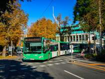 Graz. Es herbstelt schon in der Steiermark: Am 26.09.2023 ist hier Wagen 181 der Graz Linien am Opernring zu sehen.