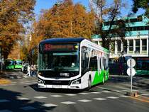 Graz. Es herbstelt schon in der Steiermark: Am 26.09.2023 ist hier Wagen 941 der Graz Linien am Opernring zu sehen.