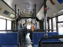 Hier mal ein Neoplan N4021 aus der 48er Serie von Innen. sie sind zwar nichtmehr die sch�nsten haben aber sehr hohen Fahrkomfort, obwohl sie nur �ber einen 189 KW (256PS)Motor verf�gen, Diese Wagen haben keine Plaketten mehr bekommen und werden zum Jahresende 2009 aus der BSAG-Flotte verschwinden, da sie z.T. �ber eine Million Kilometer auf dem Tacho haben. 