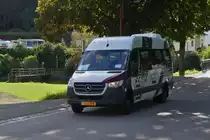 VS 1708, Mercedes Benz Sprinter von Wemobility, erreicht die Endhaltestelle am Bahnhof Wilwerwiltz. Er bedient die Linie Wiltz – Merkholz – Wilwerwiltz. 28.09.2023 