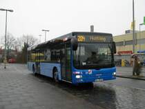 Dieser MAN Lion`s City EEV gehrt der Delbus GmbH einem Tochterunternehmen der BSAG. Das besondere an dem Motor ist, dass fr die EEV-Norm einhaltung kein Adblue bentigt wird, deshalb heisst das Motorenprogramm auch MAN pure Diesel EEV. Somit drfte er in der Unterhaltung gnstiger sein, als z.B. ein Urbino12, dessen DAF EEV Motor braucht nmlich das Adblue. 