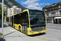 Mercedes Citaro 706 der STI, auf der Linie 21, wartet am 03.07.2023 an der Haltestelle beim Bahnhof Interlaken West.