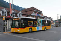 Mercedes Citaro der Post, auf der Linie 103, wartet am 31.07.2023 an der Haltestelle beim Bahnhof Interlaken Ost.