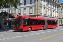 Volvo Hybridbus 891, auf der Linie 12, überquert am 20.07.2023 den Bubenbergplatz.