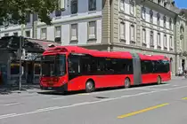 Volvo Hybridbus 891, auf der Linie 12, überquert am 20.07.2023 den Bubenbergplatz.