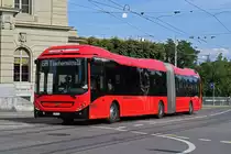Volvo Hybridbus 221, auf der Linie 6A, fährt am 20.07.2023 zur Haltestelle Zytglogge beim Casinoplatz.