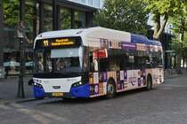 VDL Citeae, von Arriva, hält an einer Bushaltestelle in den Straßen von Maastricht. 06.10.2023