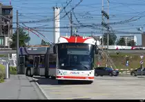 VBL - Hess Trolleybus Nr.421 unterwegs auf der Linie 2 in Emmenbrücke Bahnhof Süd am 25.09.2023