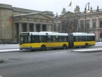 Solaris Urbino auf der Linie TXL nach Flughafen Tegel an der Haltestelle Mitte Staatsoper.