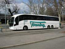 Ein Dreiachser (Sunsundegui: Typ: Sideral) am ZOB Stuttgart.
Danke an M. Hertzberg fr die Info ber den Bus.