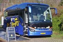 VS 2000, Setra S 500er Reihe, von Voyages Schmit, aufgenommen am Tag der offenen Tür, aus Anlass des 75 Jährigem Bestehen der Firma Demy Schandler in Keispelt, zum selben Zeitpunkt fand eine „Tourism Foir“ in der Halle statt. 27.01.2024