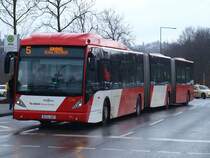 Ein Van Hool AGG 300 Niederflurdoppelgelenkbus der ASEAG vor dem Aachener Klinikum. 