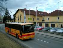 Postbus (Bus2394) hat soeben die Haltestelle Bhf. Ried i.I. verlassen und nimmt Kurs auf Eberschwang-Ampflwang; 090313