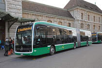 Mercedes eCitaro 7125, auf der Linie 30, wartet am 20.02.2024 an der Endstation am Bahnhof SBB.
