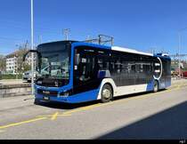 tpn - MAN Lion`s City Hybrid Nr.140  VD  558014 in Pause auf einem Parkplatz beim Bhf. Nyon  am 06.04.2024