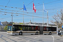 Mercedes Citaro 67 vom Busbetrieb Zürich-Zollikon-Küsnacht, auf der Linie916, fährt am 12.04.2024 bei der Haltestelle Bellevue ein.
