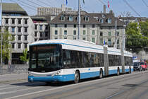 Hess Doppelgelenk Trolleybus 80, auf der Linie 31, überquert am 12.04.2024 die Bahnhofbrücke.