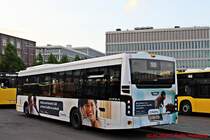 BVG Wagen 2344 als Linie 109 am 02.05.2024 in der Hertzallee, Berlin | Werbung: Remitly