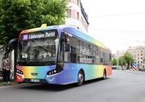 Ein  E-Bus der Leipziger Verkehrsbetriebe am 03.05.2024 am Lindenauer Markt in Leipzig