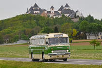 Ikarus 55.51 Baujahr 1962 von Regiobus Mittelsachsen als Sonderfahrt  Oldtimerbus trifft Fahrzeuggeschichte  Verbindet der Uberlandbus auf einer Rundfahrt das Enduro-Museum Zschopau, das Fahrzeugmuseum Chemnitz, Schloss Augustusburg und zurück nach Zschopau zum Schloss Wildeck, hier die erste Tour am 5. Mai 2024 unterhalb von Schloss Augustusburg.
