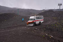 Aufgrund des schlechten Wetters mit Nebel und Schneesturm konnte man den Gipfel des Ätnas am 09.05.2024 nicht mal mehr erahnen. Auch der Seilbahnbetrieb war eingestellt, weshalb Touristen mit geländegängigen Bussen zur Bergstation befördert wurden. Ein Unimog nähert sich der Talstation auf etwa 2000 Meter Meereshöhe. Der Einsatz von Schneeketten und -schild sind weiter oben durchaus angebracht.