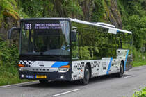 AM 5572, Setra S 415 LE, von Autocars Meyers, auf der Linie 181 Ettelbrück – Obereisenbach, gesehen kurz hinter Vianden. 05.2024