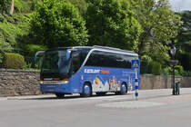 Setra S 411 HD, aus Rumänien, hat soeben den Busbahnhof in Vianden verlassen. 05.2024