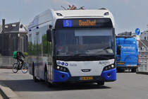 46-BLR-2 VDL eCitea, auf der Wilhelminabrug in Maastricht, vom Bahnhof kommend. 06.2024