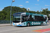BOOG MAN Lions City 122 mit der Baloise Werbung, auf der Linie 503, überquert am 13.06.2024 die Bahnhofbrücke.