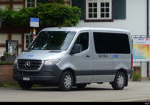(BVB) mab - Mercedes Vito  als Ruftaxi  BS 99421 am Warten auf Fahrgäste in Riehen am 2024.06.09