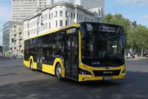 Schröder Reisen mit dem MAN Lion's City EfficientHybrid 12C, '8655'. Unterwegs auf der BVG Linie 204 S Südkreuz.  Berlin am 3.5.2024