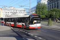 Ein dreiachsiger Skoda O-Bus fährt hier am 6.6.2024 in Usti nad Labem von der Mirova nam. zur Hrncirska Straße weiter.