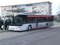 Setra S 400er-Serie NF (Multi Class) auf der Linie 950 nach S-Bahnhof Erkner am S-Bahnhof Strausberg.