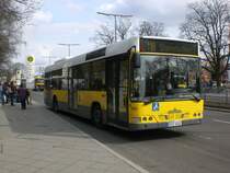 Volvo V7000 auf der Linie 118 nach Steinst�cken am S-Bahnhof Wannsee.