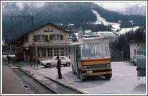 Mercedes Postauto nach Stierva wartet in Tiefencastel auf Anschlussreisende von der Rhtischen Bahn. (Archiv 03/77)