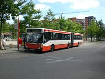 Mercedes-Benz O 405 N (Niederflur-Stadtversion) auf der Linie 13 nach S-Bahnhof Veddel an der Haltestelle Kirchdorf S�d.