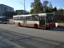 Mercedes-Benz O 405 N (Niederflur-Stadtversion) auf der Linie 275 am Bahnhof Rahlstedt.