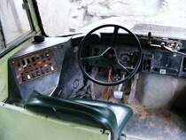 Der Fahrerplatz eines alten Amerikanischen Busses im Gelsenkirchener Zoo am 21. August 2008.