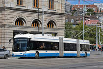 Hess Doppelgelenk Trolleybus 94, auf der Linie 31, fährt am 22.08.2024 zur Haltestelle beim Bahnhofplatz in Zürich.