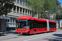 Volvo Hybridbus 223, auf der Linie 10, fährt am 09.07.2024 durch die Bundesgasse. Aufnahme Bern.