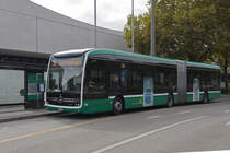 Mercedes eCitaro 7111, auf der Linie 36, fährt am 05.10.2024 bei der Haltestelle St. Jakob ein. Aufnahme Basel.