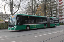 Mercedes Citaro 7018, auf der Tramersatz Linie 2, wartet am 18.11.2024 an der provisorischen Haltestelle an der Gewerbeschule. Aufnahme Basel.