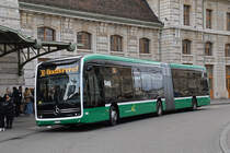 Mercedes eCitaro 7107, auf der Linie 30, wartet am 18.11.2024 an der Endstation am Bahnhof SBB. Aufnahme Basel.