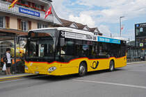 Mercedes Citaro der Post, auf der Linie 104, wartet am 02.09.2024 an der Haltestelle beim Bahnhof Interlaken Ost.
