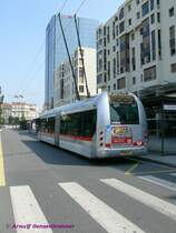 Heckansicht des O-Bus Nummer 2902 vom Typ Irisbus Cristalis in der aktuellen dunkelgrauen Farbgebung. 
09.06.2007  Lyon Part-Dieu
