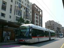 O-Bus Nummer 2902 vom Typ Irisbus Cristalis unterwegs auf der Linie C3 in der aktuellen dunkelgrauen Farbgebung. 
Hier ist er vorne zum Einsteigen sichtbar noch abgesenkt.
09.06.2007  Lyon Part-Dieu