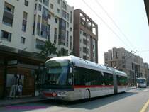 O-Bus Nummer 2902 vom Typ Irisbus Cristalis unterwegs auf der Linie C3 in der aktuellen dunkelgrauen Farbgebung. 
Hier ist er zum Anfahren vorne nicht mehr abgesenkt.
09.06.2007  Lyon Part-Dieu