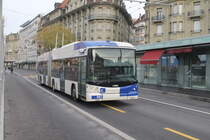 tl Nr. 882 (Hess Swisstrolley 4 BGT-N2D) am 24.11.2024 auf der Grand-Pont zwischen den Haltestellen Bel-Air und St-François. Im Rahmen eines Refit-Programms werden den Swisstrolley 4 die Rückspiegel durch Rücksehkameras ersetzt.